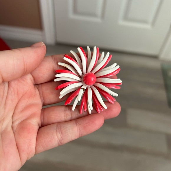 4/$50 vintage 1970 Pink and White Flower Brooch 🌺 - Picture 3 of 8